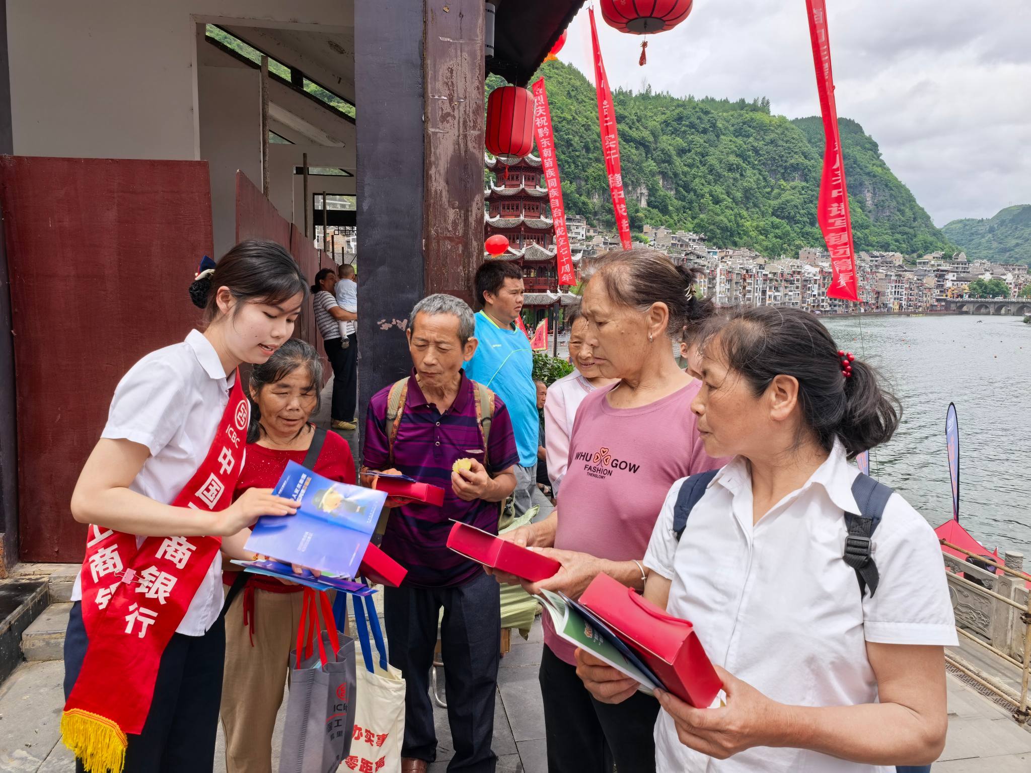 工行镇远支行：深入文化园广场开展安全生产月暨反诈集中宣传活动