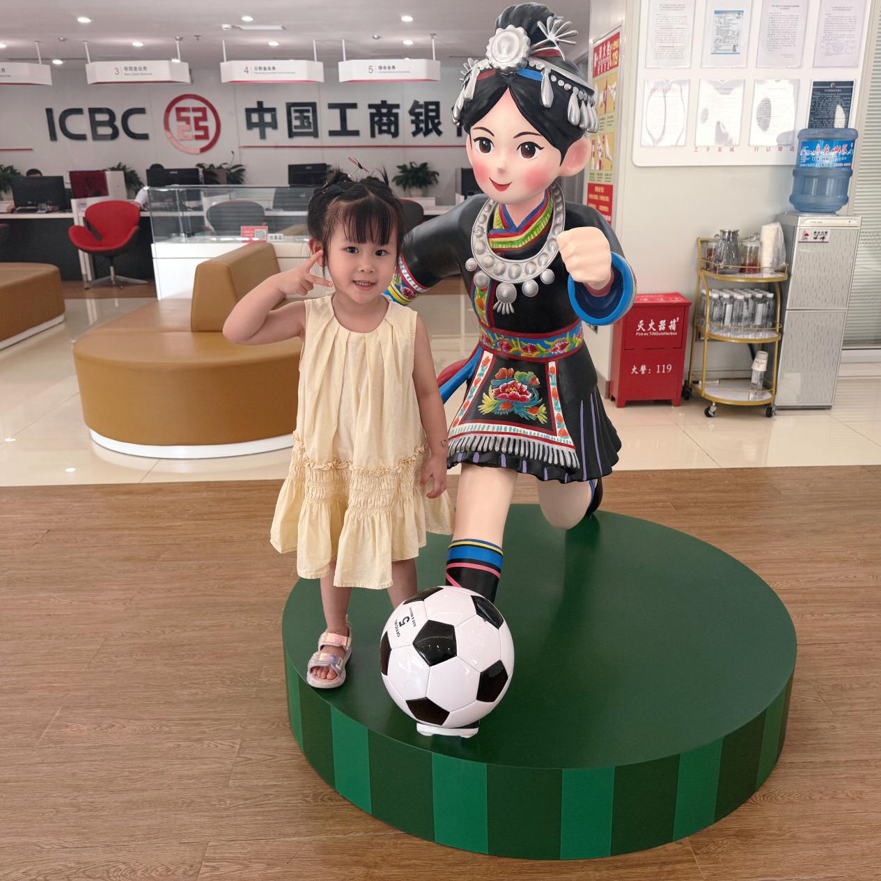 工行凯里榕江支行：“村超”塑像萌娃出圈记 助力变身文旅打卡新地标1.jpg